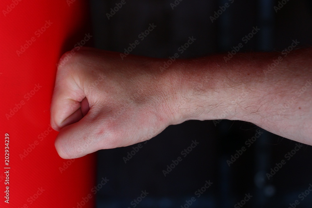 Φωτογραφία The fist beats a boxing bag close-up as a symbol of sport, strength and aggressi