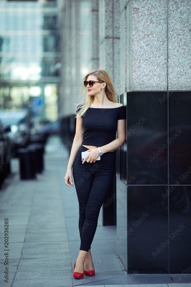 Obraz premium Pretty girl walking on the street from work