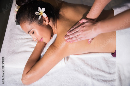 Thai oil massage to Asian tan woman