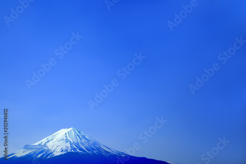 冠雪の富士山と青空