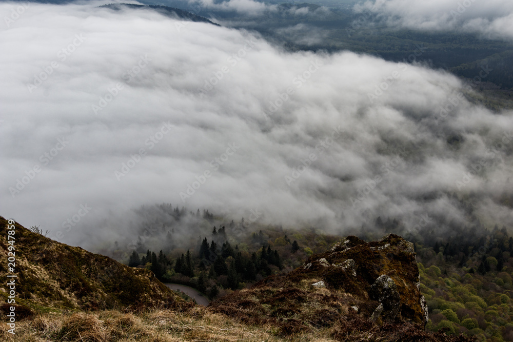 wolken unter dem puy de dome wolken unter dem puy de dome