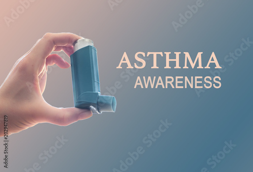Bilde på lerret Woman holding inhaler