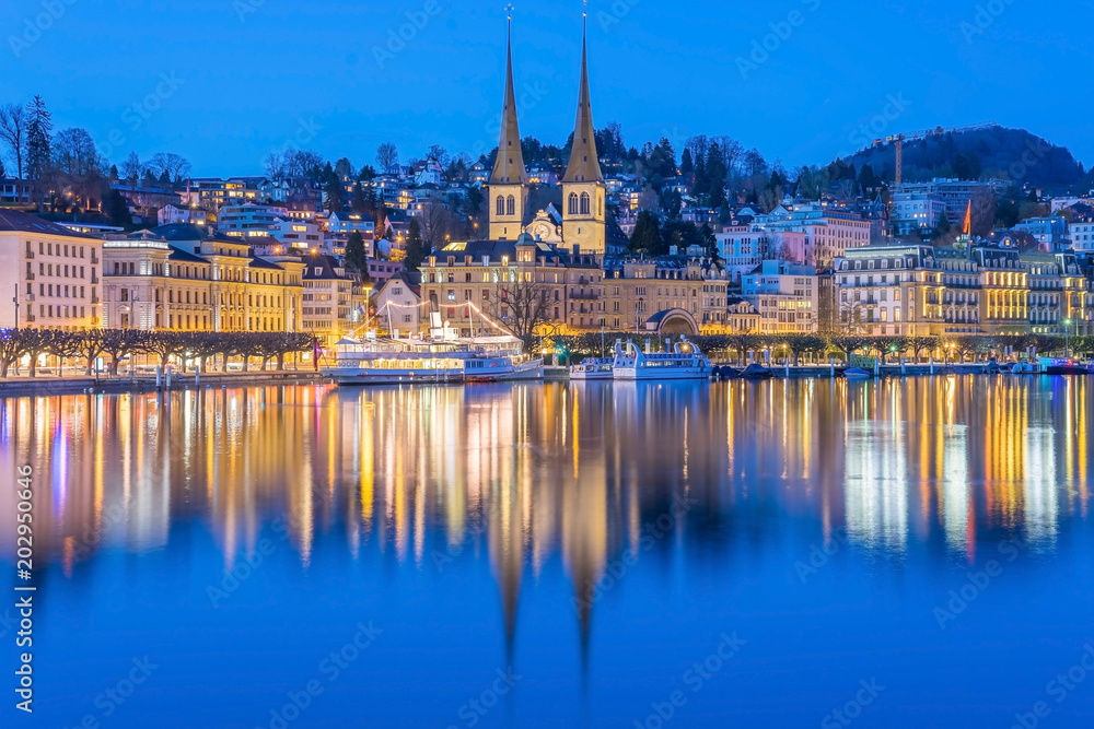 Φωτογραφία LUZERN,SWITZERLAND - APRIL 15, 2018: River Reuss with church of Saint Leodegar in Luzern