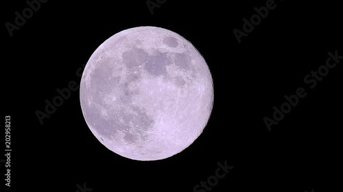 ホワイトバランス変えて静謐なイメージに、幸せのピンクムーン、2018年4月30日22時37分撮影