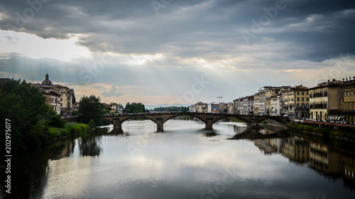Fotografía del puente Carraia en Florencia, italia