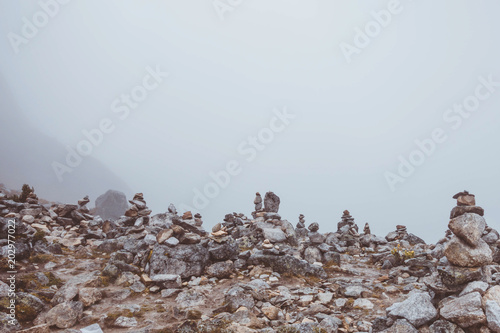 Gestapelte Steine im Nebel