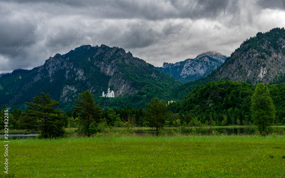 Berge mit Wolken und Wald in Schwangau in Bayern dem Land der Königsschlösser