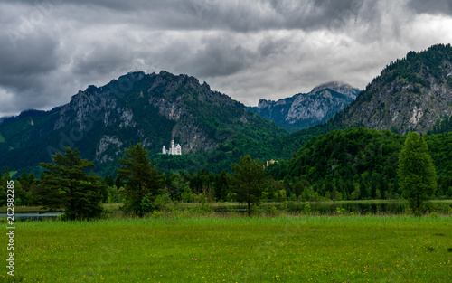 Berge mit Wolken und Wald in Schwangau in Bayern dem Land der Königsschlösser