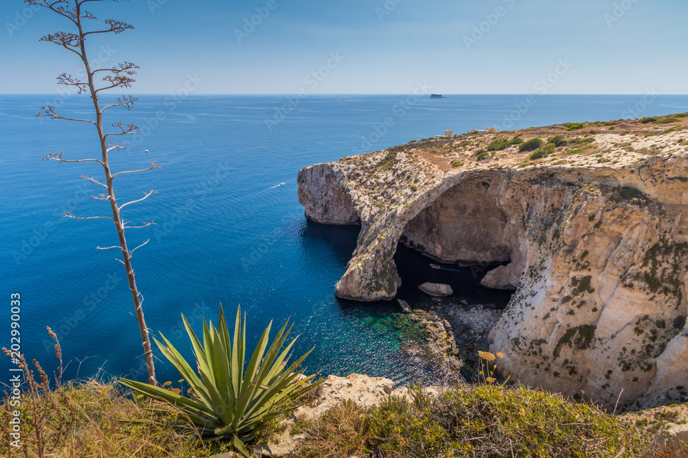 Φωτογραφία The beautiful blue grotto, a limestone arch and sea cave caused by coastal erosi