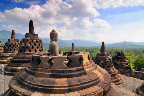 Fotografia Stupas and Statue of Buddha at Borobudur Temple, Yogjakarta Indonesia