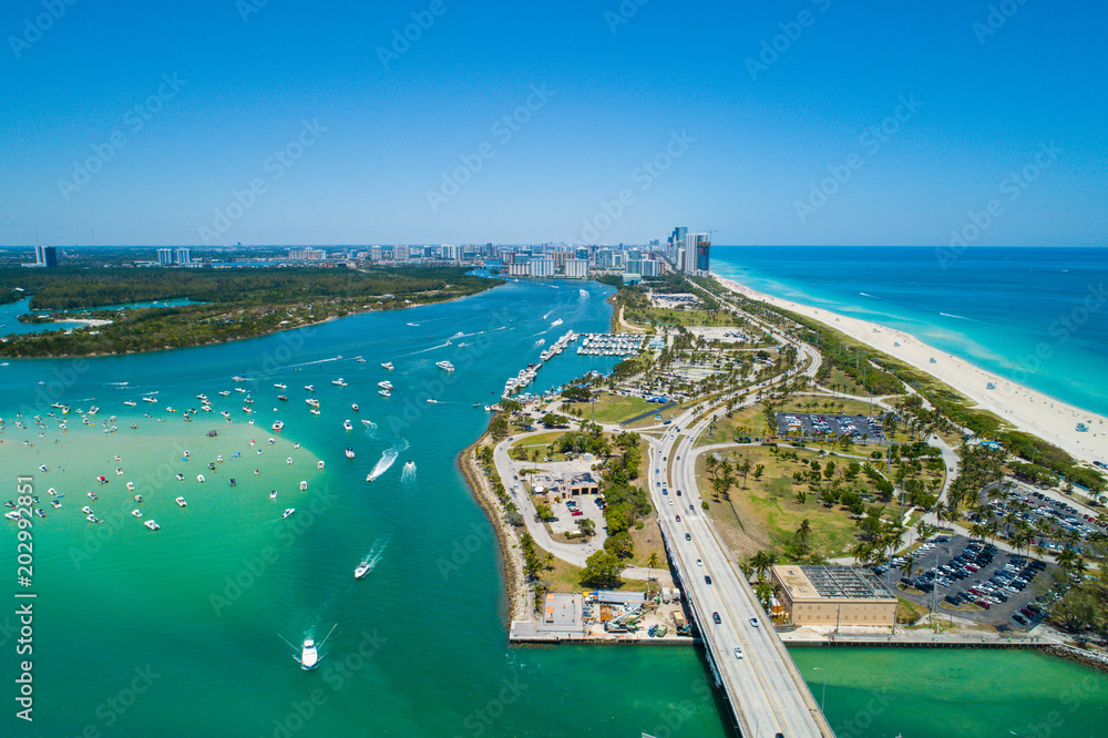 Fototapeta premium Piękny dzień w Hauloer Park Miami Beach