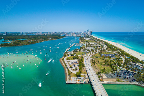 Beautiful day in Hauloer Park Miami Beach © Felix Mizioznikov