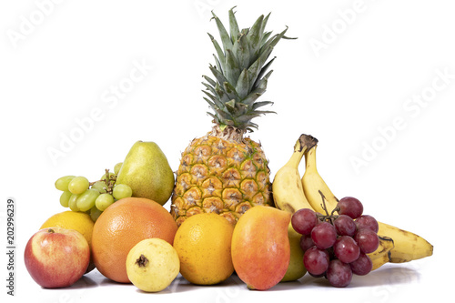 Fototapeta Naklejka Na Ścianę i Meble -  Frutas  tropicales con fondo blanco