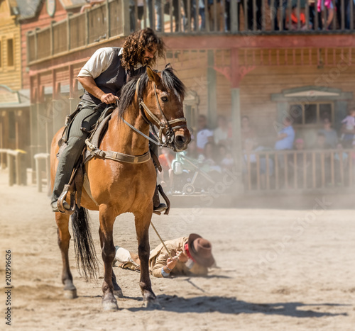 film specialist doing scene of cowboys dragging the bandit tied to the horse © Miri García