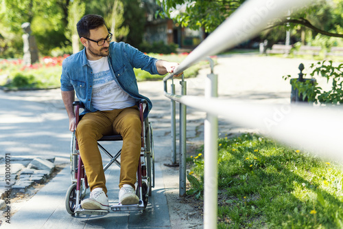Bild auf Leinwand Man in wheelchair