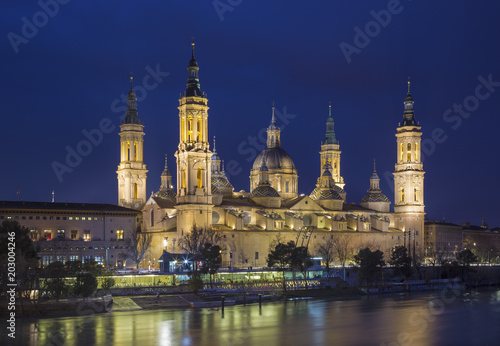 Zaragoza - The Basilica del Pilar with the Ebro river at dusk. © Renáta Sedmáková
