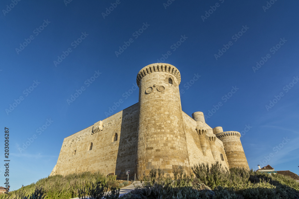 Castillo de Fuentes de Valpero en Palencia España en un día soleado