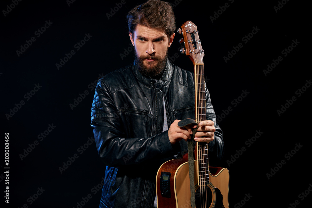 Obraz premium man playing guitar
