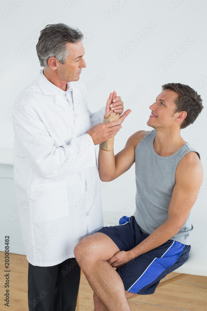 Obraz premium Male doctor examining a patients hand