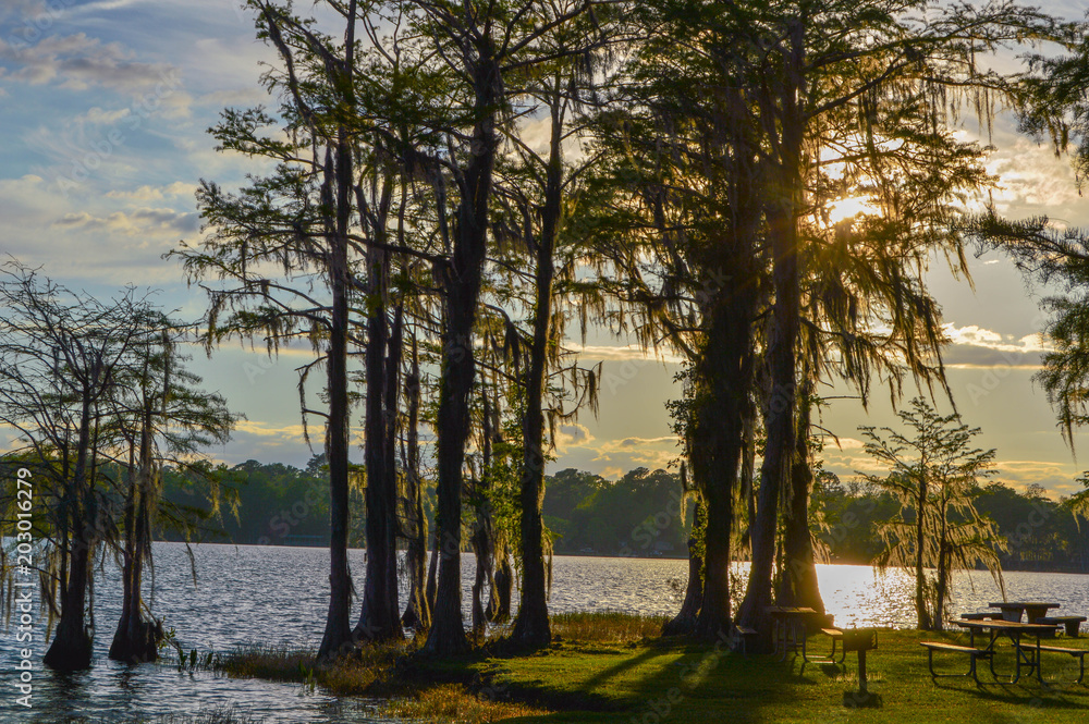 Obraz premium Sunset over the Lake