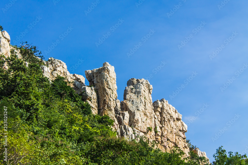 Mountain range A large rock shaped cliff. It is a natural and adventurous tourist attraction.