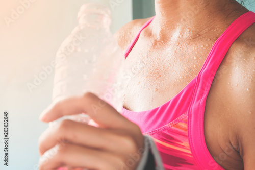 Foto Focus on woman's body with sweat on tanning skin, Healthy lifestyle