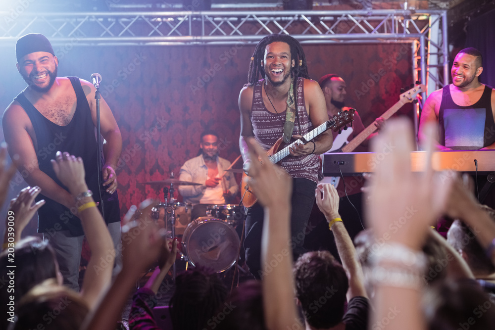 © WavebreakmediaMicro - Happy performers performing at nightclub © WavebreakmediaMicro - Happy performers performing at nightclub