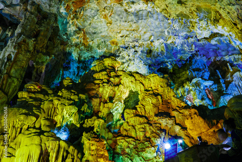 Foto Colorful inside of Hang Sung Sot cave world heritage site in Halong Bay, Vietnam