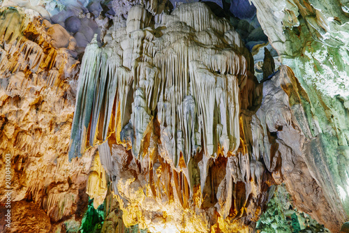 Foto Colorful inside of Hang Sung Sot cave world heritage site in Halong Bay, Vietnam