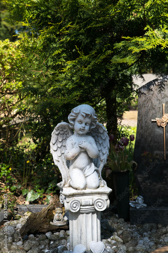 Betender Engel auf einer Stele