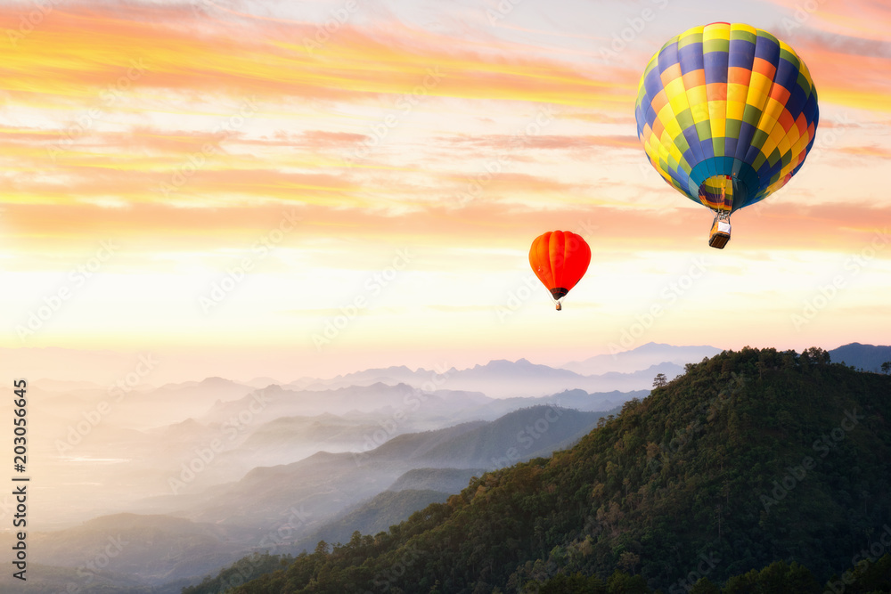 Fototapeta premium Sunset Mountain View has a floating balloon in the sky.