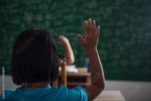 Canvas Print kid raising his hand in classroom