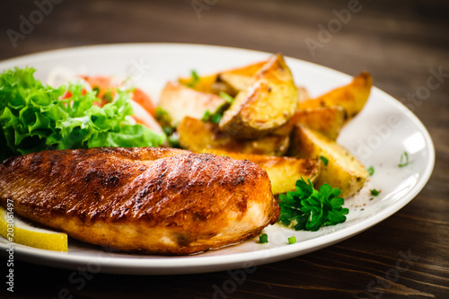 Grilled chicken fillet and vegetables