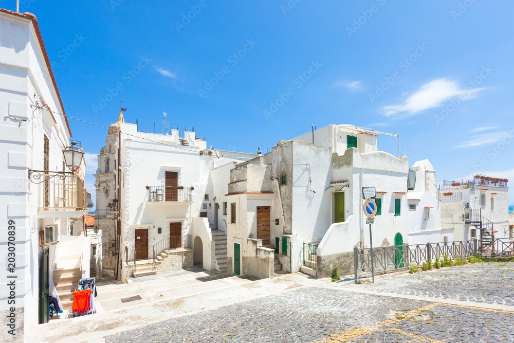 Obraz premium Vieste, Italy - Traditional lifestyle in the historic streets of Vieste
