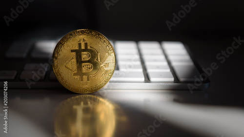 Digitalwährung Bitcoin vor Computertastatur photo