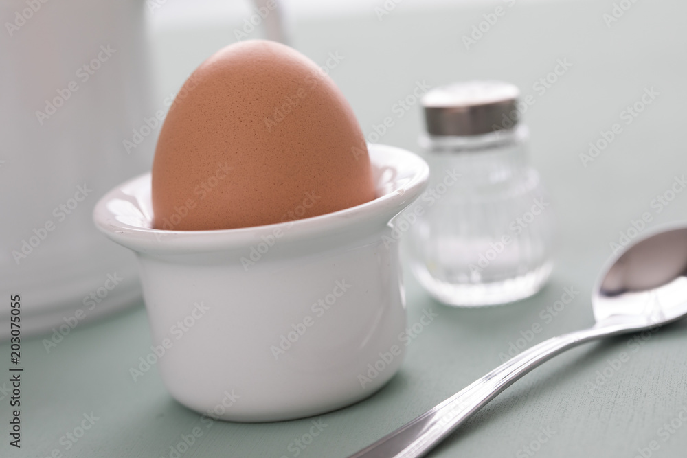 Eierbecher mit gekochten Hühnerei beim Frühstück Eierbecher mit gekochten Hühnerei beim Frühstück