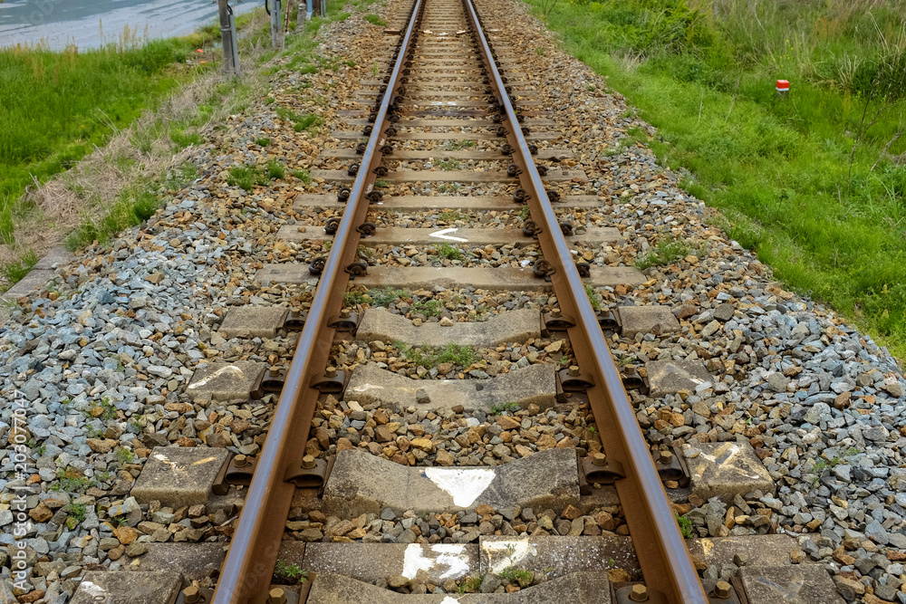 真っ直ぐに伸びる単線の線路