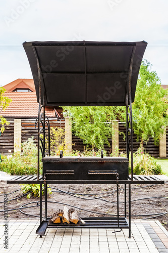 Metal barbecue grill