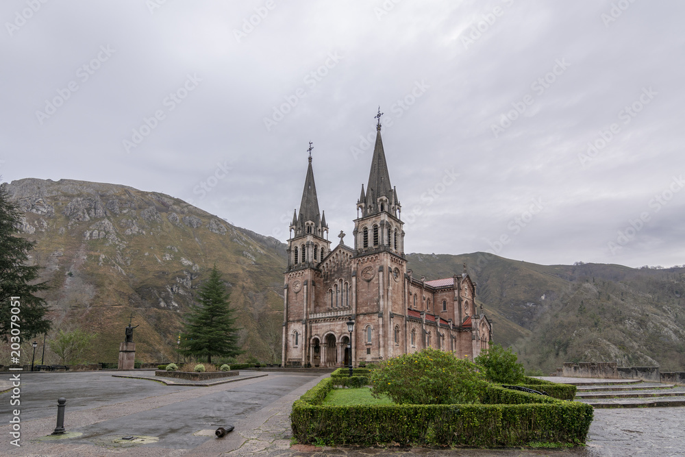 Basílica de Santa María la Real de Covadonga, Asturias, España, Europa. Hermosa iglesia de destino de viaje turístico en invierno