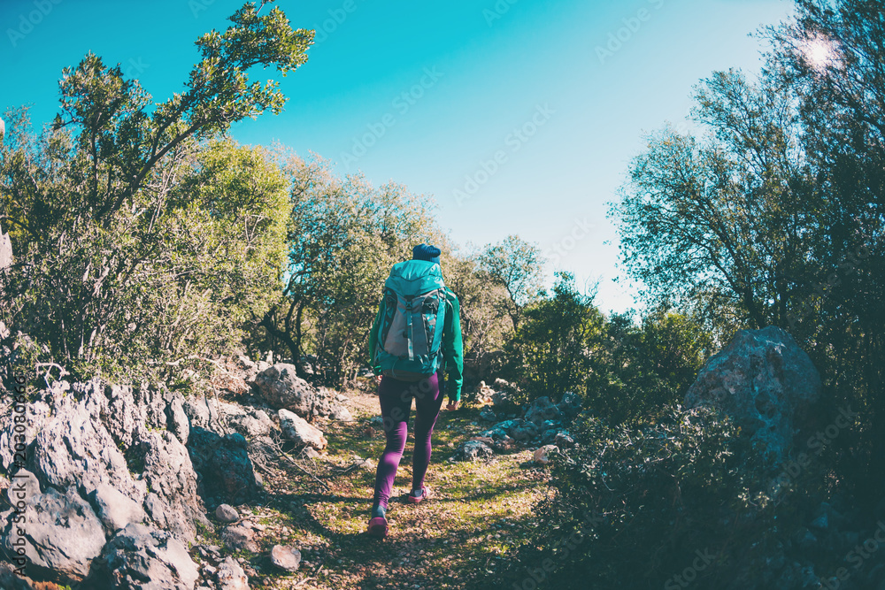 Obraz premium A woman is traveling with a backpack.