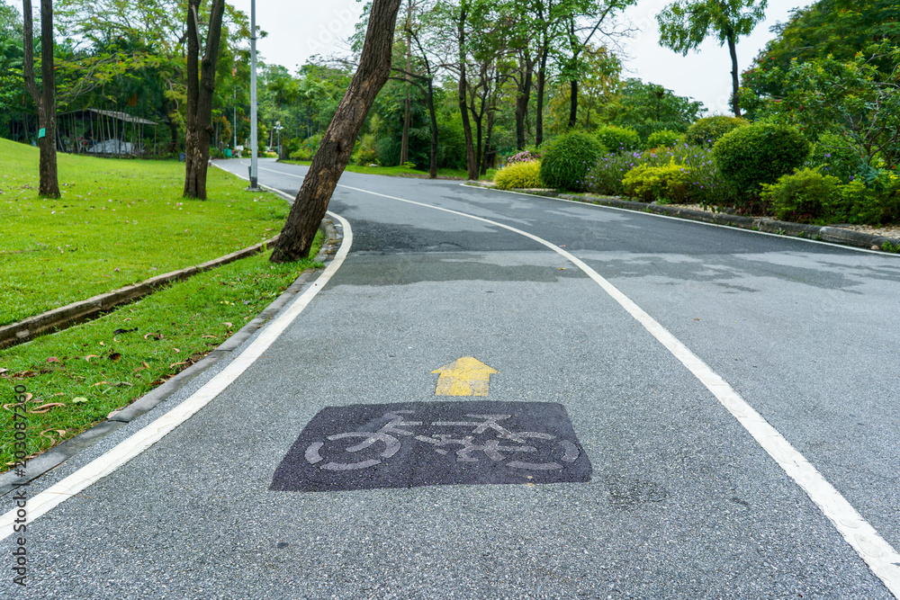 Obraz premium Roadsign on bike lane in public park.