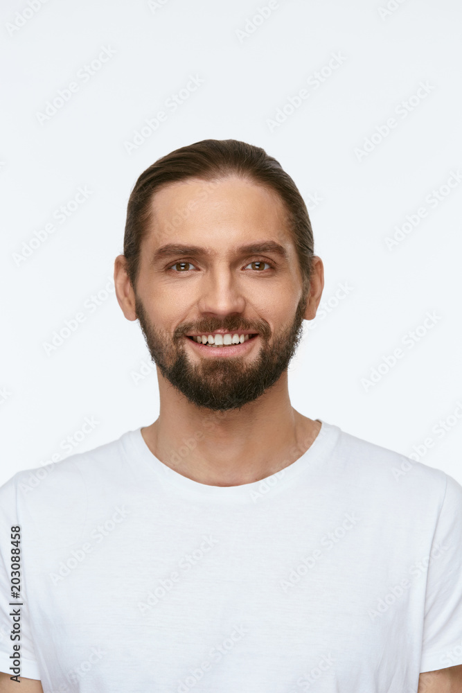 Obraz premium Przystojny Mężczyzna Z Piękną Twarz I Brodą