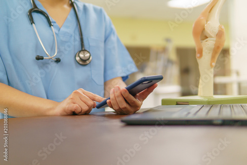 Orthopedic surgeons are looking at appointments for patients who require knee replacement surgery in a mobile phone. To plan for postoperative treatment and to allow patients to live normally.