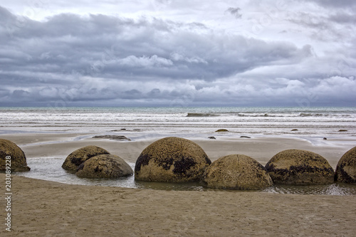 Photo The Moeraki Boulders are unusually large and spherical boulders
