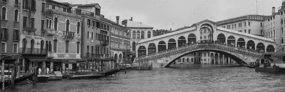 Die Rialtobrücke und Canale Grande in Venedig in schwarz weiss