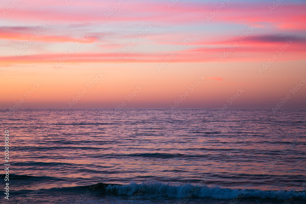 Rosa Sonnenuntergang Pink sunset mit weitem Blickauf das Mittelmeer