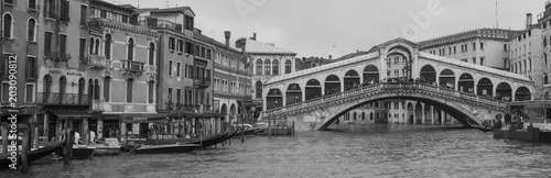 Die Rialtobrücke und Canale Grande in Venedig in schwarz weiss