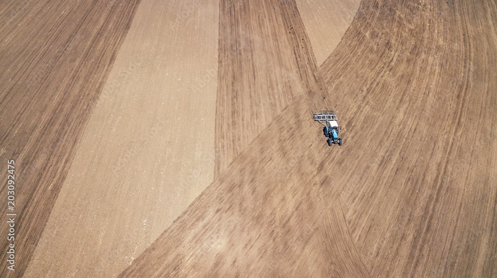 Obraz premium Farm machinery on the field. Agricultural landscape from the air