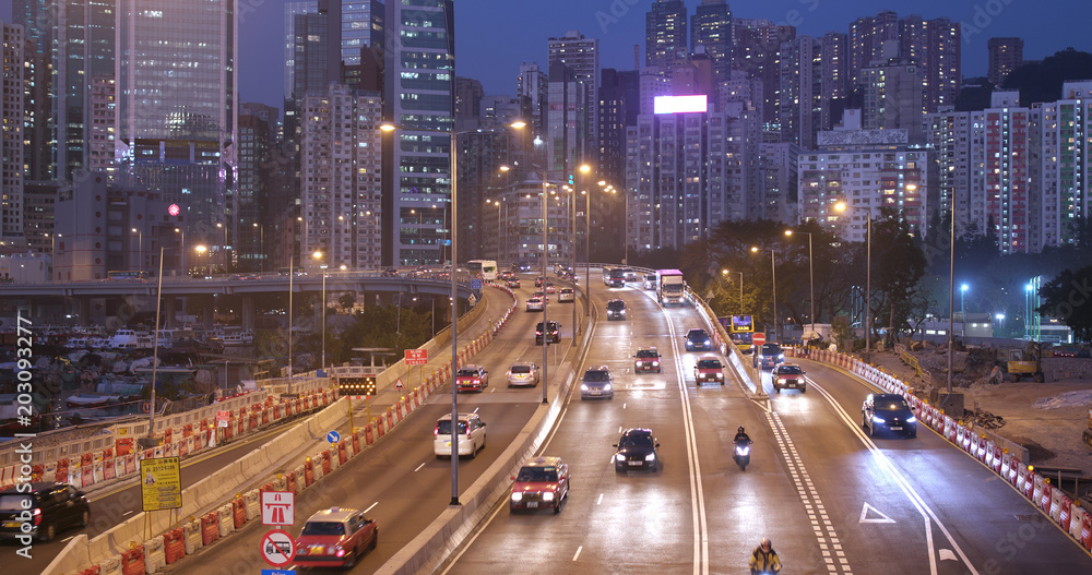 Obraz premium Hong Kong traffic in city at night