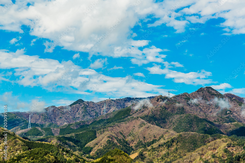 Fototapeta premium 新緑の山と雲